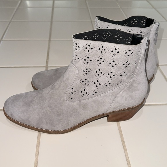 Cole Haan Jayne Lasercut Suede Bootie - Gray - Size 10.5 - Picture 4 of 11